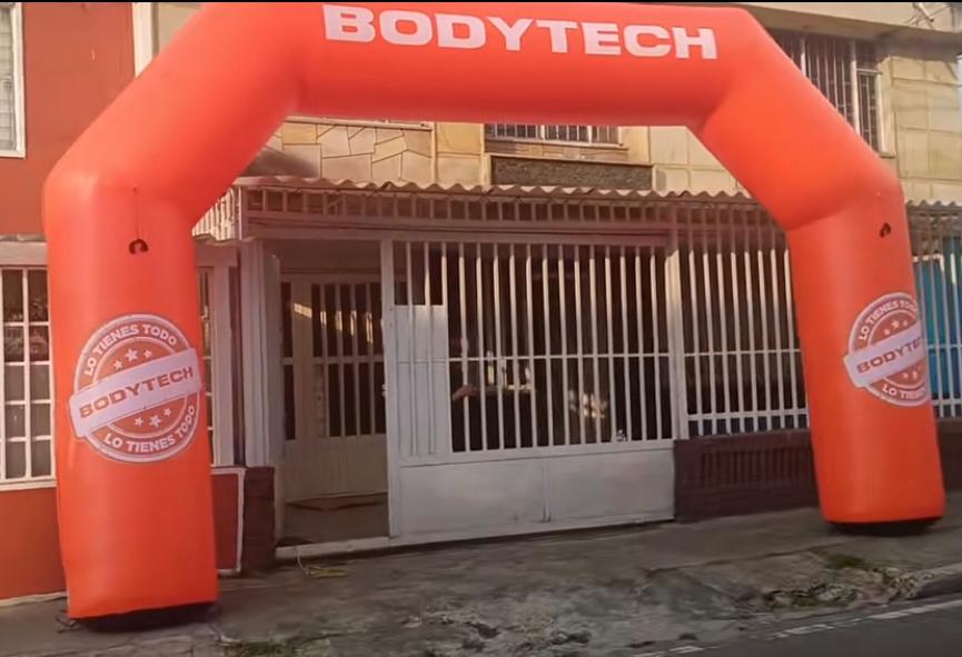 Arco inflable BodyTech naranja en apertura de local